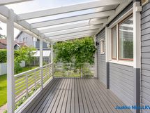 Valokatteen suojassa. Asuinrakennuksen julkisivut on huoltomaalattu vuonna 2021.