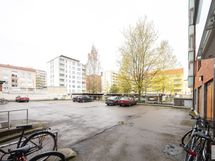 Sisäpihalla on myös autopaikkoja