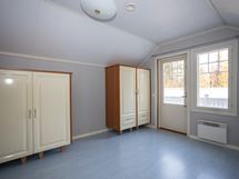 Toisessa makuuhuoneessa parveke ilta-auringon puolella