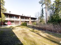 Taloyhtiö takapihalta kuvattuna