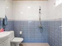 Makuuhuoneen yhteydessä oma wc ja suihku