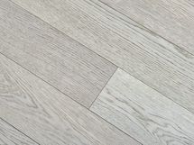 Asunnossa on yhtenäinen parkettilattia.