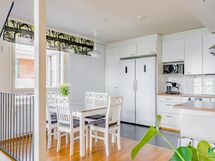 Keittiössä hyvin tilaa ruokapöydälle