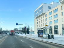 Talon edessä on heti bussipysäkki.