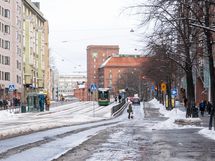 Hämeentietä pitkin kulkevat bussit ja ratikat tihein vuorovälein mahdollistaen sujuvan liikkumisen.