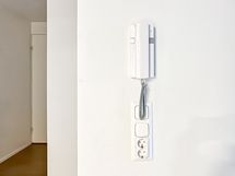 Vieraat päästää helposti sisään näppärällä ovipuhelimella.