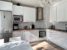 Kaappitilaa ja työtasoja on riittävästi.