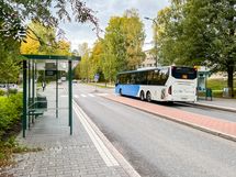 Lähin bussipysäkki sijaitsee ihan vieressä.