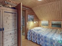 Yläkerran kolmas makuuhuone toisesta kuvakulmasta katsottuna