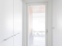 Näkymä varaston ulko-ovelle