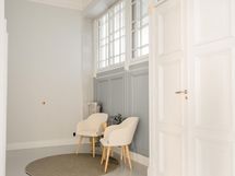 Eteishallin upeat ikkunakoristeet