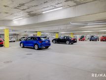Yhtiöllä autohallissa 28 autopaikkaa. Autohalliin sujuva kulku hissillä.