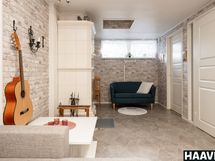 Tästä tilasta kulku kodinhoitohuoneeseen sekä saunatilaan.