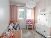 Makuuhuone 3, josta oma kulku takapihan terassille