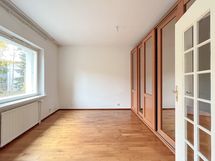 Tilavassa makuuhuoneessa on runsaasti säilytystilaa liukovikaapistoissa.