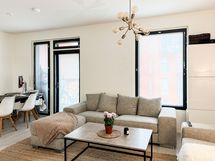 Isot ikkunat tuo asuntoon runsaasti luonnonvaloa