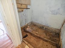 Yläkerran purettu wc