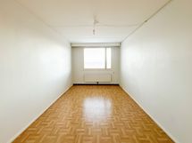 Makuuhuoneen ikkuna on pohjoiseen.