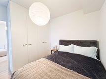 Makuuhuoneessa on paljon säilytystilaa kaapistossa.