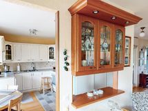 Keittiö ja olohuone vierekkäin