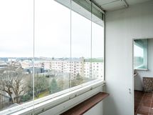 kaksi lasitettua parveketta