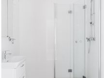 Pesukoneliitäntä on altaan takana. Pesutornimahdollisuus.