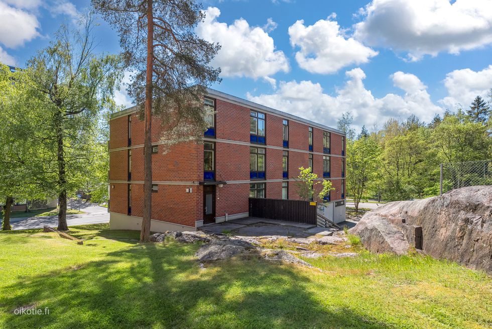 Taloyhtiö sisäpihan puolelta