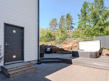 Tekninen tila ja lämmin varasto noin 4,5 m2.