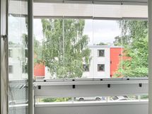 Parvekenäkymä on etelän suuntaan.