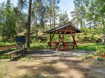 Yhtiön hurmaavaa isoa pihaaa