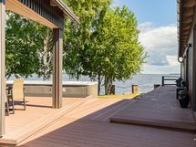 Atriumpiha ja käynti saunarakennukseen