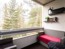 Lasitetulle parvekkeelle käynti olohuoneesta