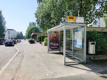 Rajatorpan ostarilta löytyy mm pizzeria ja parturi. Bussit kulkevat edestä Helsinkiin ja Myyrmäkeen.