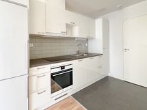 Avokeittiö on tyylikäs ja varusteena on mm. astianpesukone.