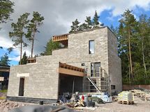 Ensimmäinen talo seitsemästä on harjakorkeudessa.