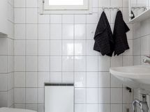 Alakerran erillinen wc
