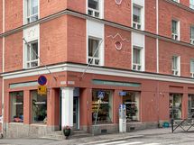 Alueella on useita kahviloita. Kanniston leipomosta kantautuu tuoreen leivän ja pullan tuoksu.