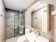 Kylpyhuone on saneerattu putkiremontin yhteydessä. Pesukone mahtuu.