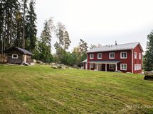 Takapiha, josta löytyy oma pihasauna
