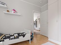 Yläkerran makuuhuone 3 kuvattuna ovelle päin.