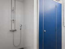 Henkilökunnan suihkutila jossa wc.