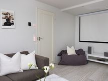 Alakerran lounge / elokuvateatteri