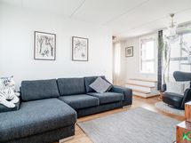 Saunaosaston vieressä takka/vierashuone, josta käynti kattoterassille