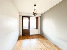 Makuuhuoneen yhteydestä pääsee parvekkeelle.