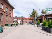 Ravintola- ja tapahtumakeskus Teurastamo on vieressä lukuisine palveluineen.