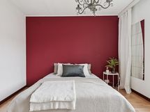 Iso ja valoisa makuuhuone