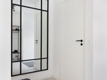 Eteisen yhteydessä on erillis-wc.