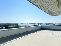 Yhtiön kattoterassilta on upeat merimaisemat. Yhtiön saunaosasto sijaitsee myös yläkerrassa.