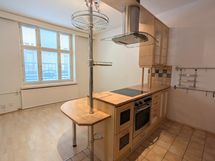 Avokeittiö ja olohuone