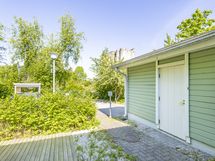 Reilusti säilytystilaa: kaksi varastoa